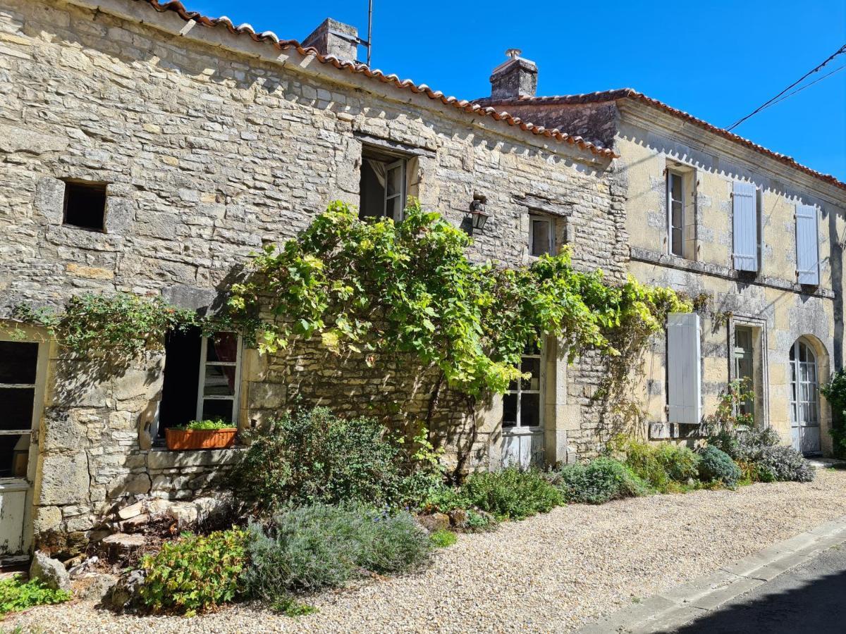 La Maison Du Commandeur Maine-de-Boixe Exterior photo